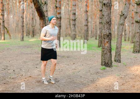 Junger Mann joggen und laufen im Morgenpark. Stockfoto