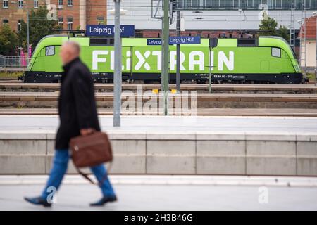 Leipzig, Deutschland. September 2021. Eine Lokomotive mit der Aufschrift 'Flixtrain' ist am Leipziger Hauptbahnhof abgestellt. Quelle: Christophe Gateau/dpa/Alamy Live News Stockfoto