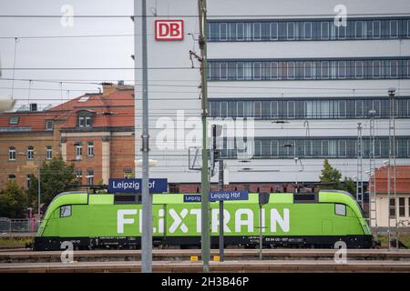 Leipzig, Deutschland. September 2021. Eine Lokomotive mit der Aufschrift 'Flixtrain' steht am Leipziger Hauptbahnhof. Flixtrain agiert als Konkurrent der Deutschen Bahn. Quelle: Christophe Gateau/dpa/Alamy Live News Stockfoto