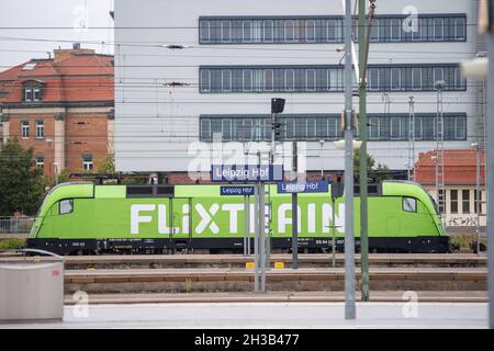 Leipzig, Deutschland. September 2021. Eine Lokomotive mit der Aufschrift 'Flixtrain' ist am Leipziger Hauptbahnhof abgestellt. Quelle: Christophe Gateau/dpa/Alamy Live News Stockfoto