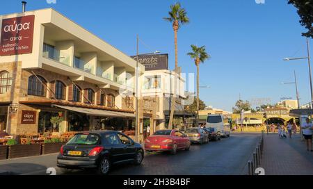 Ayia Napa, Zypern - 14. Oktober 2021: Die Hauptstraße von Ayia Napa ist die Nissi Avenue. Die besten Restaurants und Geschäfte befinden sich hier Stockfoto