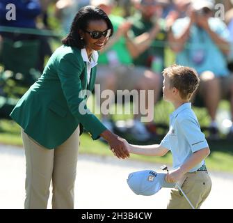 Augusta, USA. April 2017. Carter Kontur aus Lawrenceville, Georgia, erhält einen Handschlag von der ehemaligen Außenministerin Condoleezza Rick, nachdem sie das 18. Green während der Drive, Chip & Putt National Finals am Sonntag, den 2. April 2017 im Augusta National Golf Club in Augusta, Georgia, angefahren hat. (Foto von Curtis Compton/Atlanta Journal-Constitution/TNS/Sipa USA) Quelle: SIPA USA/Alamy Live News Stockfoto