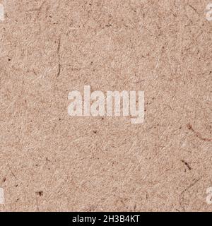 Textur aus braunem altem ökologischem Papier, Karton, recycelbarem Material mit verschiedenen Zotten, Flusen und anderen Einschlüssen, grunge Hintergrund Stockfoto