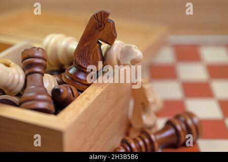 Schachfiguren in einer Holzkiste in Nahaufnahme Stockfoto