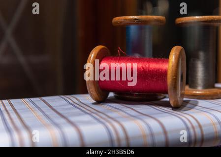 Bunte Baumwollfäden auf Hemdfarbstoff-Farbfeldern Stockfoto