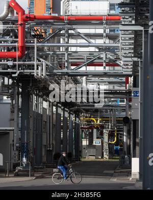 Ingelheim, Deutschland. Oktober 2021. Zwischen den verschiedenen Gebäuden auf dem Gelände des Pharmaunternehmens Boehringer in Ingelheim verlaufen Pipelines. Quelle: Boris Roessler/dpa/Alamy Live News Stockfoto