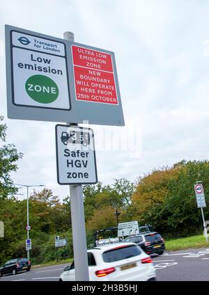 In der Nähe der North Circular Road (A406) im Nordosten Londons ist ein Straßenschild zu sehen, das Autofahrer über die Erweiterung der Ultra Low Emission Zone (ULEZ) informiert. Stockfoto