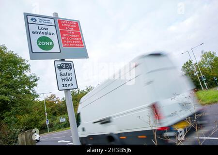 In der Nähe der North Circular Road (A406) im Nordosten Londons ist ein Straßenschild zu sehen, das Autofahrer über die Erweiterung der Ultra Low Emission Zone (ULEZ) informiert. Stockfoto