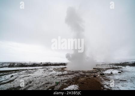 Strokkur (isländisch, Churn), einer der berühmtesten Geysire, der in einem geothermischen Gebiet am Hvita-Fluss im Südwesten Islands liegt Stockfoto