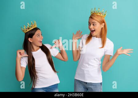 Was für eine Überraschung. Überrascht Frau Blick auf Mädchen zeigt Finger auf sich selbst. Zeigen, Kopieren von Speicherplatz Stockfoto