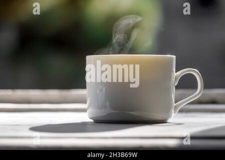 Ein Glas heißen Kaffee auf einer alten Fensterbank Stockfoto