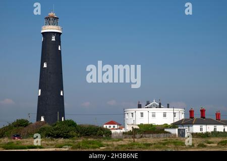 Alter Leuchtturm in der Nähe des Kernkraftwerk Dungeness in Kent Großbritannien Kent England Großbritannien KATHY DEWITT Stockfoto