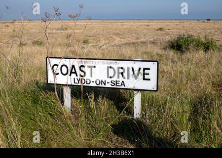 Coast Drive Lydd on Sea District of Shepway Straßenschild in der Landschaft bei Dungeness Kent England Großbritannien KATHY DEWITT Stockfoto