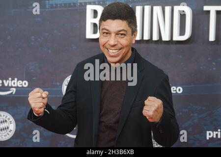 Giovane Elber ehemaliger Spieler bei Bayern. Am 25.10.2021 fand die Premierenfeier zur Amazon Original Doku FC Bayern- hinter der Legende im Arri Kino in München * Giovane Elber ehemalige Spielerin bei Bayern. Am 25.10.2021 fand im Münchner Arri-Kino die Premiere der Amazon Original Dokumentation FC Bayern- Behind the Legend statt. (Foto: Alexander Pohl/Sipa USA) Quelle: SIPA USA/Alamy Live News Stockfoto