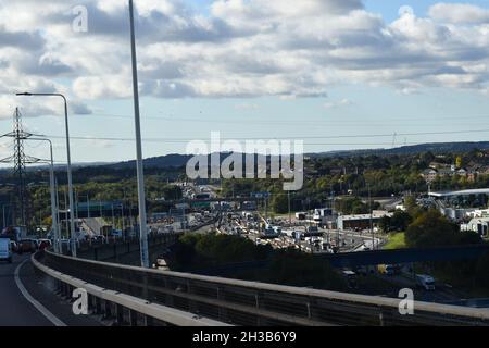 Blick auf die umliegenden Brücken von der Dartford Crossing Bridge Stockfoto