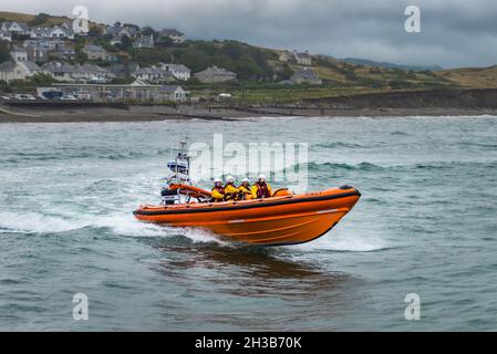 RNLI Criccieth Rettungsboot Station's Atlantic 85 Klasse Rettungsboot mit Geschwindigkeit in der Bucht. Stockfoto