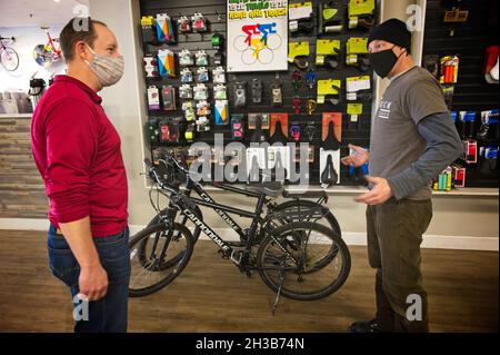 VEREINIGTE STAATEN - 03-05-21: Vollständiger Kreis zwischen Maverick Bikes & Cafe, Maverick Charities, Leesburg Police Department und AOR. Hier ist Brandon Cosb zu sehen Stockfoto