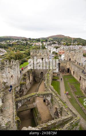 Von den Türmen aus blickt man auf Conwy Castle. Conwy, Clwyd, Wales Stockfoto