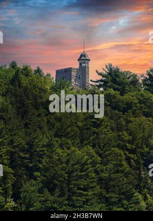 Aussichtsturm am Himmel, der auf dem Shawangunk Mountain Ridge im Mohonk Mountain House thront. Stockfoto