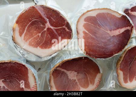 Italien, Lombardei, Schinken auf Plastikfolie Stockfoto