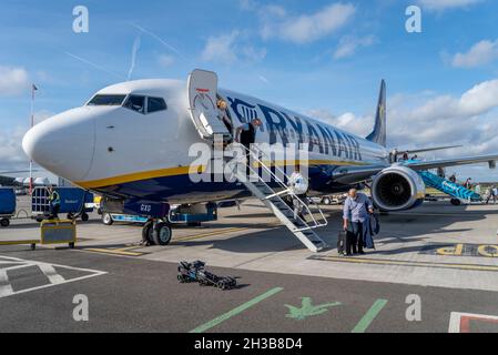 London Southend Airport, Essex, Großbritannien. Oktober 2021. Die Billigfluggesellschaft Ryanair hat angekündigt, dass sie nach den letzten Flügen am 30. Oktober 2021 den Flugbetrieb vom Londoner Flughafen Southend einstellen wird, was ein großer Schlag für den Flughafen ist, da easyJet und eine Reihe anderer Fluggesellschaften bereits verloren haben. Der Verlust von Ryanair wird den Flughafen ohne Passagierflüge verlassen, trotz der enormen Investitionen in die Erweiterung, einschließlich neuer Terminals. Passagiere, die heute von den spanischen Flughäfen Alicante und Malaga aus ankommen, werden zu den letzten von diesen Zielen kommen Stockfoto