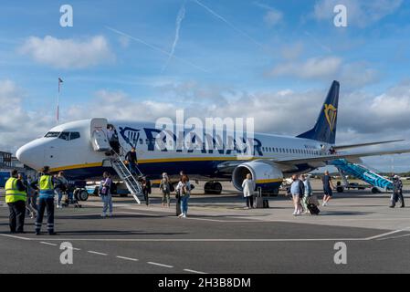 London Southend Airport, Essex, Großbritannien. Oktober 2021. Die Billigfluggesellschaft Ryanair hat angekündigt, dass sie nach den letzten Flügen am 30. Oktober 2021 den Flugbetrieb vom Londoner Flughafen Southend einstellen wird, was ein großer Schlag für den Flughafen ist, da easyJet und eine Reihe anderer Fluggesellschaften bereits verloren haben. Der Verlust von Ryanair wird den Flughafen ohne Passagierflüge verlassen, trotz der enormen Investitionen in die Erweiterung, einschließlich neuer Terminals. Passagiere, die heute von den spanischen Flughäfen Alicante und Malaga aus ankommen, werden zu den letzten von diesen Zielen kommen Stockfoto