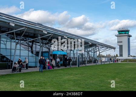 London Southend Airport, Essex, Großbritannien. Oktober 2021. Die Billigfluggesellschaft Ryanair hat angekündigt, dass sie nach den letzten Flügen am 30. Oktober 2021 den Flugbetrieb vom Londoner Flughafen Southend einstellen wird, was ein großer Schlag für den Flughafen ist, da easyJet und eine Reihe anderer Fluggesellschaften bereits verloren haben. Der Verlust von Ryanair wird den Flughafen ohne Passagierflüge verlassen, trotz der enormen Investitionen in die Erweiterung, einschließlich neuer Terminals. Passagiere, die heute von den spanischen Flughäfen Alicante und Malaga aus ankommen, werden zu den letzten von diesen Zielen kommen Stockfoto