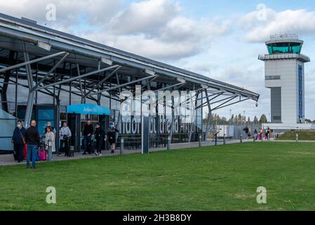 London Southend Airport, Essex, Großbritannien. Oktober 2021. Die Billigfluggesellschaft Ryanair hat angekündigt, dass sie nach den letzten Flügen am 30. Oktober 2021 den Flugbetrieb vom Londoner Flughafen Southend einstellen wird, was ein großer Schlag für den Flughafen ist, da easyJet und eine Reihe anderer Fluggesellschaften bereits verloren haben. Der Verlust von Ryanair wird den Flughafen ohne Passagierflüge verlassen, trotz der enormen Investitionen in die Erweiterung, einschließlich neuer Terminals. Passagiere, die heute von den spanischen Flughäfen Alicante und Malaga aus ankommen, werden zu den letzten von diesen Zielen kommen Stockfoto