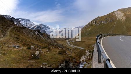 Eine Bergstraße schlängelt sich bis zum Gipfel der Giulia in den Schweizer Alpen in der Nähe des Engadiner Tals Stockfoto