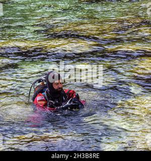 GHAR LAPSI, MALTA - Mar 08, 2021: Scuba Diving bereitet sich auf den Tauchgang vor Stockfoto