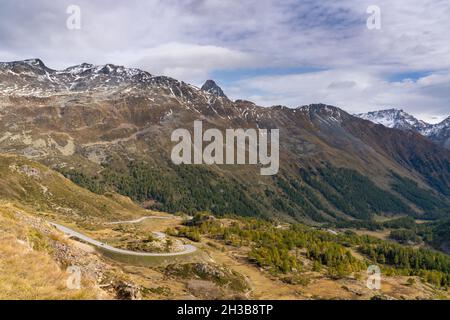 Blick auf die kurvenreiche Bergstraße über den Berninapass ins Val Poschiavo in der südlichen Schweizer Alp im Spätherbst Stockfoto