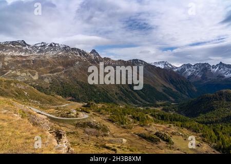 Blick auf die kurvenreiche Bergstraße über den Berninapass ins Val Poschiavo in der südlichen Schweizer Alp im Spätherbst Stockfoto