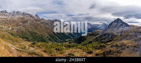 Blick auf die kurvenreiche Bergstraße über den Berninapass ins Val Poschiavo in der südlichen Schweizer Alp im Spätherbst Stockfoto