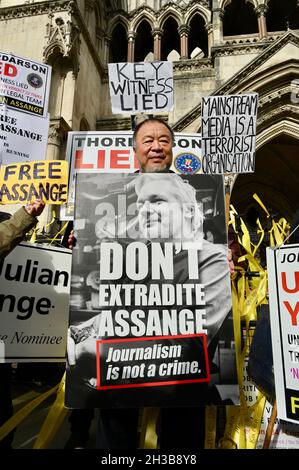 London, Großbritannien. Frei Julian Assange. Der chinesische Künstler Ai Weiwei besuchte den Protest vor den königlichen Gerichtshöfen, um Julian Assange zu unterstützen, als seine letzte Berufungsverhandlung im Gange war. Stockfoto