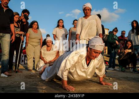 Der 2. Februar wird als der Tag von Lemanja gefeiert. Der Tag, an dem die Strände von Montevideo zu einem Tempel werden. Tausende von Gläubigen aus der ganzen Stadt kommen an die Strände, um der Meeresgöttin zu huldigen. Uruguay. Stockfoto