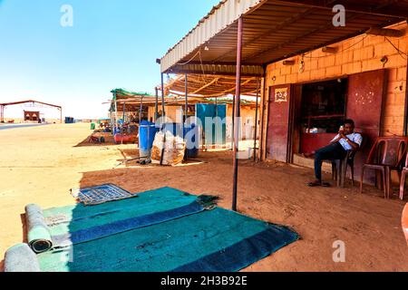 Kahartum, Sudan, ca. 5. Februar 2019: Zerfetzte blaue Gebetsteppiche vor einem Laden in einem Dorf in der Nähe von Khartum Stockfoto