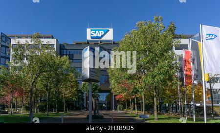 WALLDORF, DEUTSCHLAND - 24. Oktober 2021: Die SAP-Zentrale in Walldorf. Firmensitz der SAP in Walldorf mit Blick auf den Haupteingang 16:9 Stockfoto