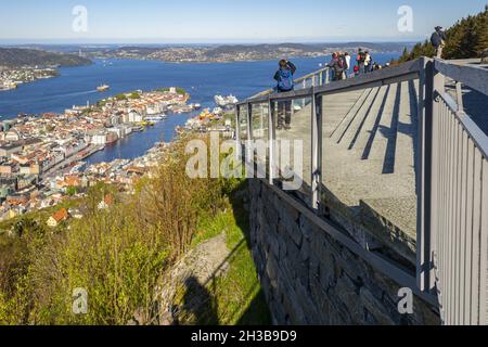 BERGEN, NORWEGEN – 20. Mai 2015: Bergen, Norwegen, 2015. Mai: Aussichtspunkt Mirador de Floyen in Bergen, Norwegen Stockfoto