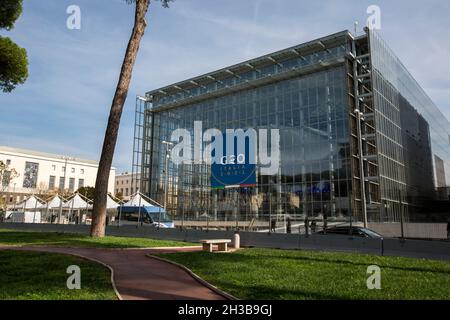 Rom, Italien. Oktober 2021. Das EUR Convention Center La Nuvola, The Cloud, ist der Veranstaltungsort des G20-Gipfels in Rom. Der G20-Gipfel des Staats- und Regierungschefs wird am 30. Und 31. Oktober 2021 unter dem Vorsitz des italienischen Ministerpräsidenten Mario Draghi in Rom stattfinden. Stockfoto