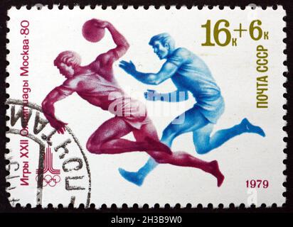 RUSSLAND - UM 1979: Eine in Russland gedruckte Briefmarke zeigt Handball, 22. Olympische Sommerspiele, Moskau 80, um 1979 Stockfoto