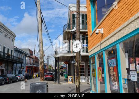 NEW ORLEANS, LA, USA - 24. OKTOBER 2021: Schallplattenladen der Louisiana Music Factory und Frenchmen Street in Faubourg Marigny Nachbarschaft Stockfoto