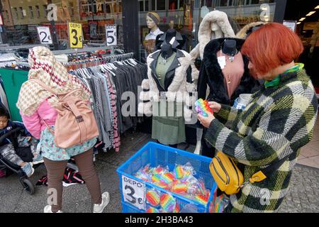 Straßenszene Karl-Marx-Straße, Neukölln, 1 Euro Shop, Billigläden, Berlin Stockfoto