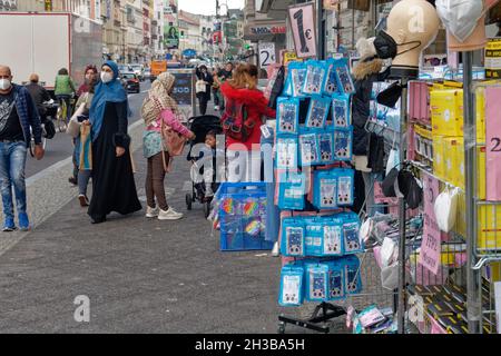 Straßenszene Karl-Marx-Straße, Neukölln, Migranten, Billigladen mit Masken, Berlin Stockfoto