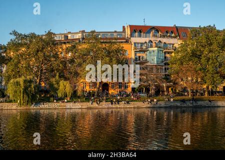 Urbanhafen in Kreuzberg im Herbst, Junge Leute genießen die letzten Sonnenstrahlen, Berlin Stockfoto