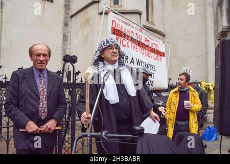 London, Großbritannien. Oktober 2021. Ein Protestler wird während der Anhörung von Julian Assange vor den königlichen Gerichtshöfen als Richter gekleidet angesehen. Demonstranten versammelten sich zur Unterstützung von Julian Assange, als die US-Regierung gegen die Entscheidung Berufung einlegte, den WikiLeaks-Gründer nicht auszuliefern. (Foto: Vuk Valcic/SOPA Images/Sipa USA) Quelle: SIPA USA/Alamy Live News Stockfoto