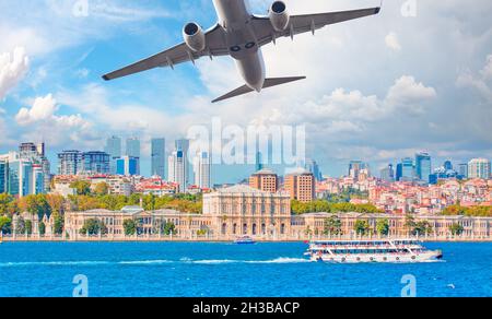 Flugzeug, das über dem Dolmabahce Palast fliegt Stockfoto