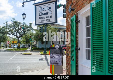 NEW ORLEANS, LA, USA - 24. OKTOBER 2021: Schild Dooky Chase's Restaurant am Eingang der Orleans Avenue Stockfoto