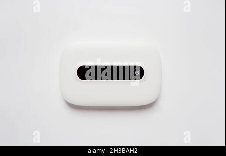 Mockup des mobilen WiFi-Routers auf weißem Hintergrund aus einer hohen Perspektive isoliert Stockfoto