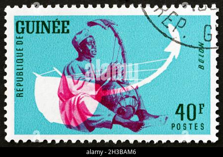 GUINEA - UM 1962: Eine in Guinea gedruckte Briefmarke zeigt Bolon Player, um 1962 Stockfoto