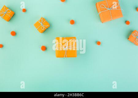 Set von eingewickelten orangefarbenen Geschenken. Konzept für die Saison des Geschenks. Stockfoto
